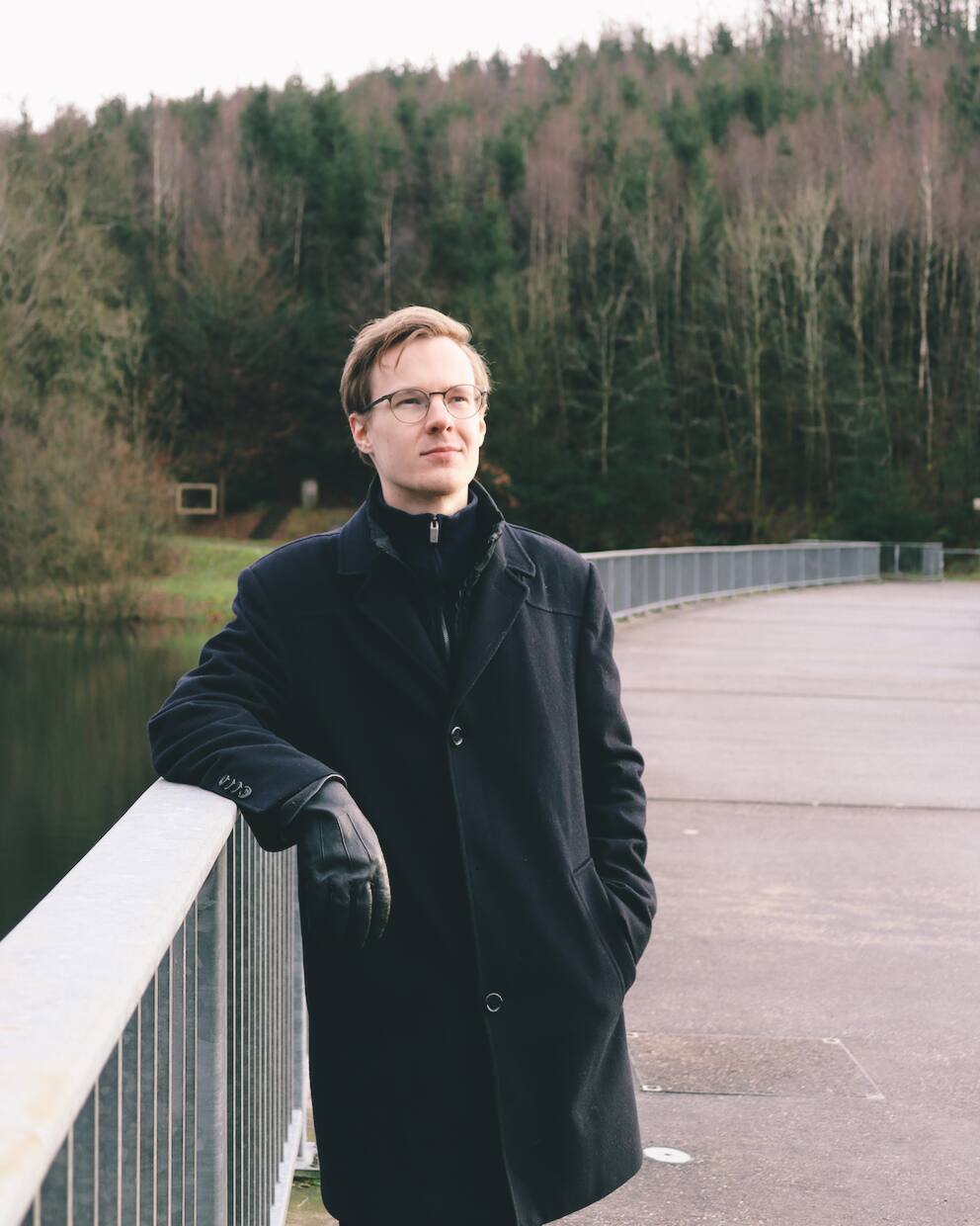 Künstlerisches Porträt des Pianisten Martin Kaptein in der Natur.