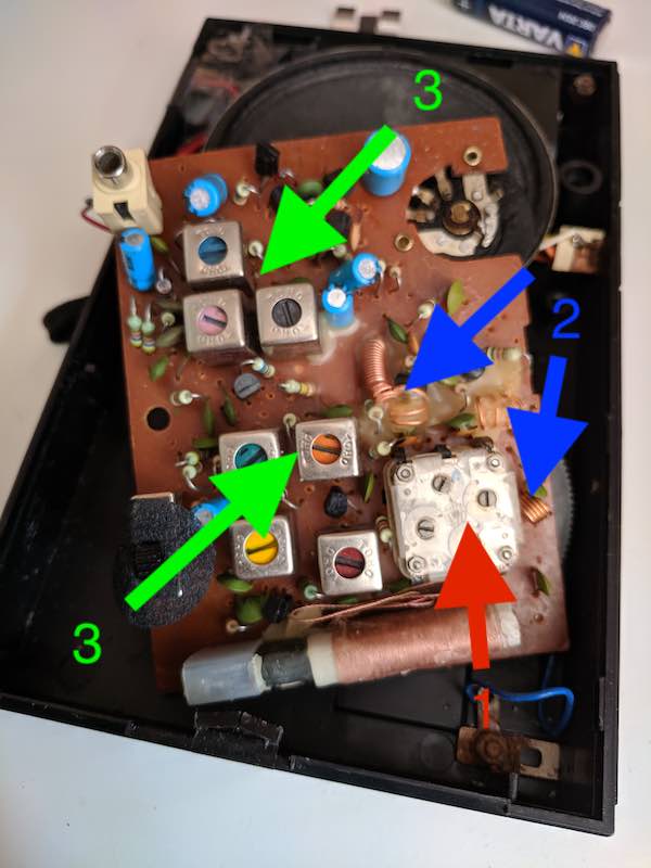 FM radio component overview with markings